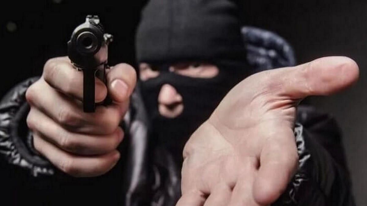 В Днепре мужчина с пистолетом ворвался на СТО и забрал инструменты