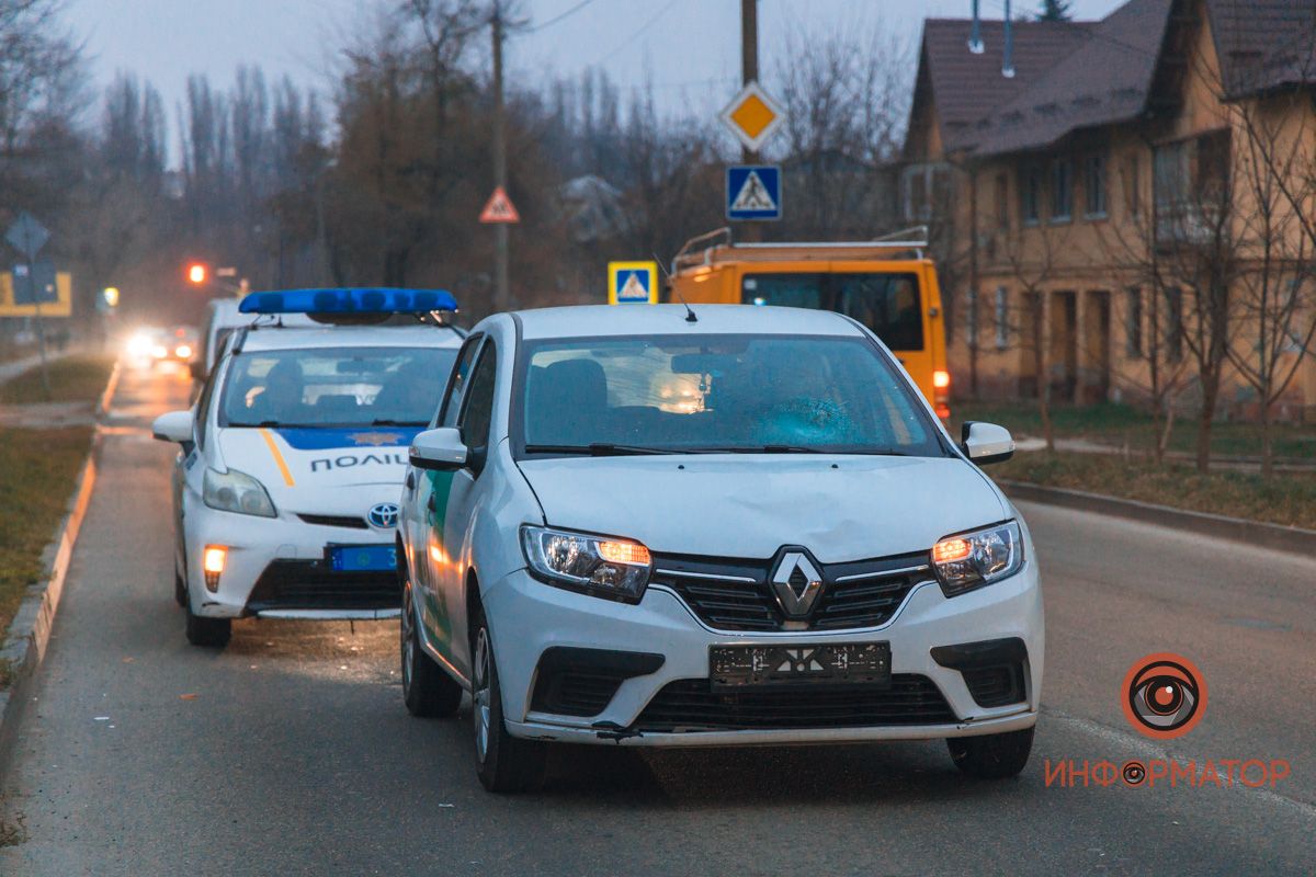 В Днепре на Строителей Renault службы такси Bolt наехал на пешехода: парня забрала скорая
