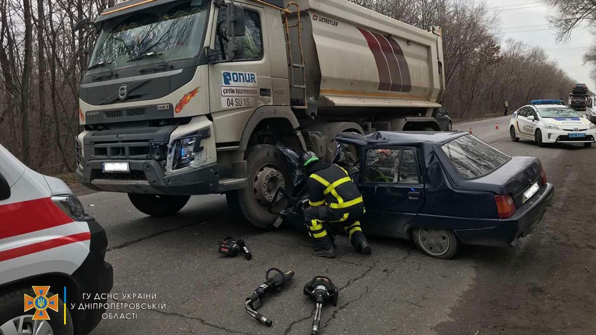 В Кривом Роге столкнулись грузовик и "Таврия": погиб мужчина, пострадала женщина