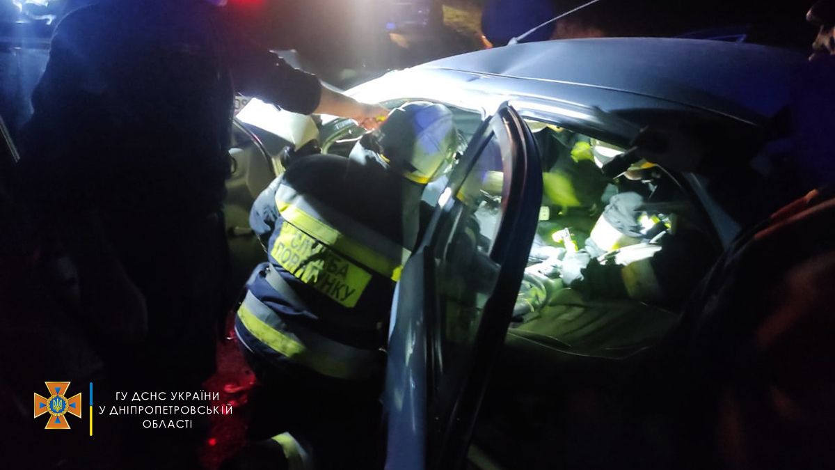 В Днепропетровской области столкнулись ЗАЗ и Hyundai: водителя ЗАЗ вырезали спасатели