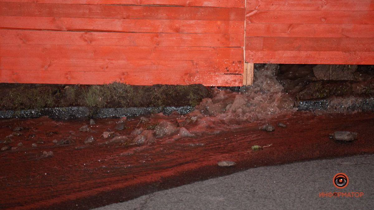 В Днепре поток воды заливает улицу Паторжинского