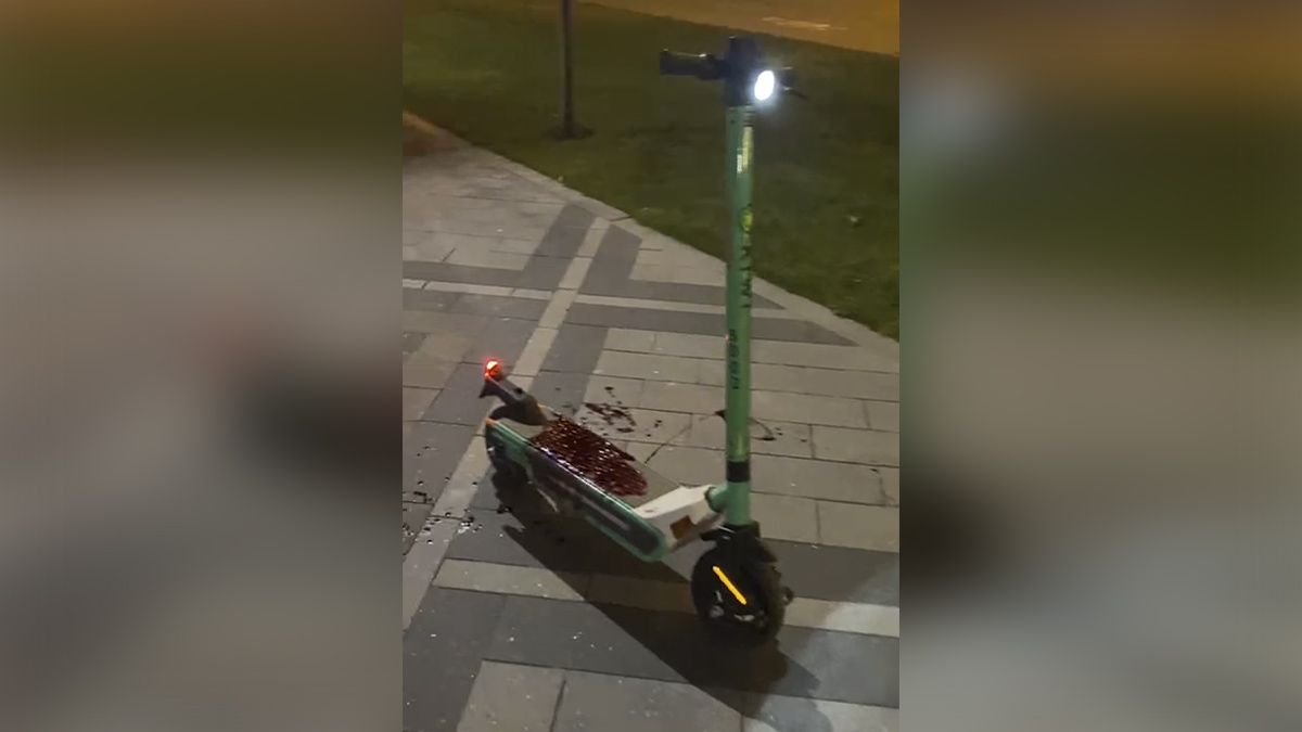 В Днепре в сквере "Прибрежный" ночью нашли окровавленный самокат: что произошло