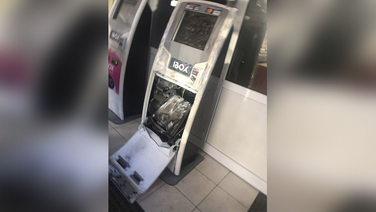 Разбили голову охраннику: в Днепре двое мужчин вскрыли терминал IBox в супермаркете