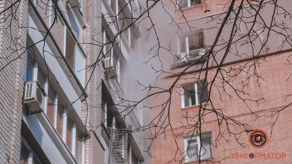 В Днепре горела квартира на Тополе: есть пострадавшие