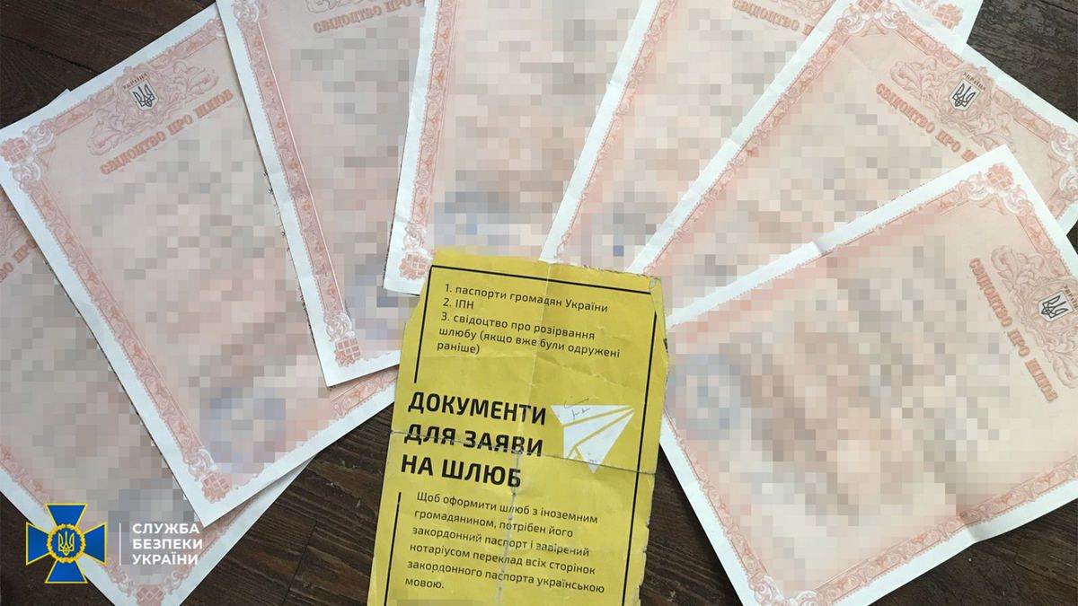 В Днепре иностранцев женили на незнакомых женщинах для получения гражданства
