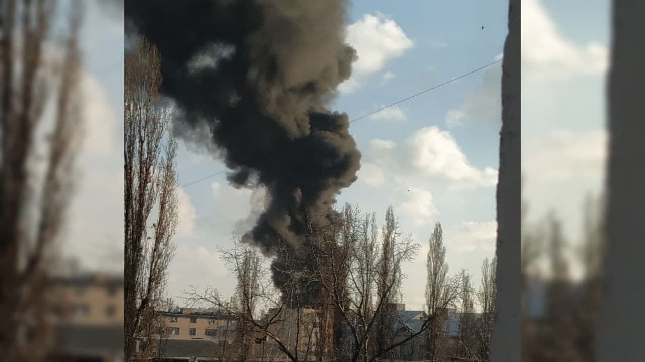 Черный дым видно с правого берега: в Днепре на Слобожанском проспекте горит крыша дома