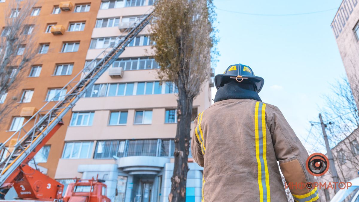 В Днепре на Слобожанском проспекте горела крыша девятиэтажного дома: подробности