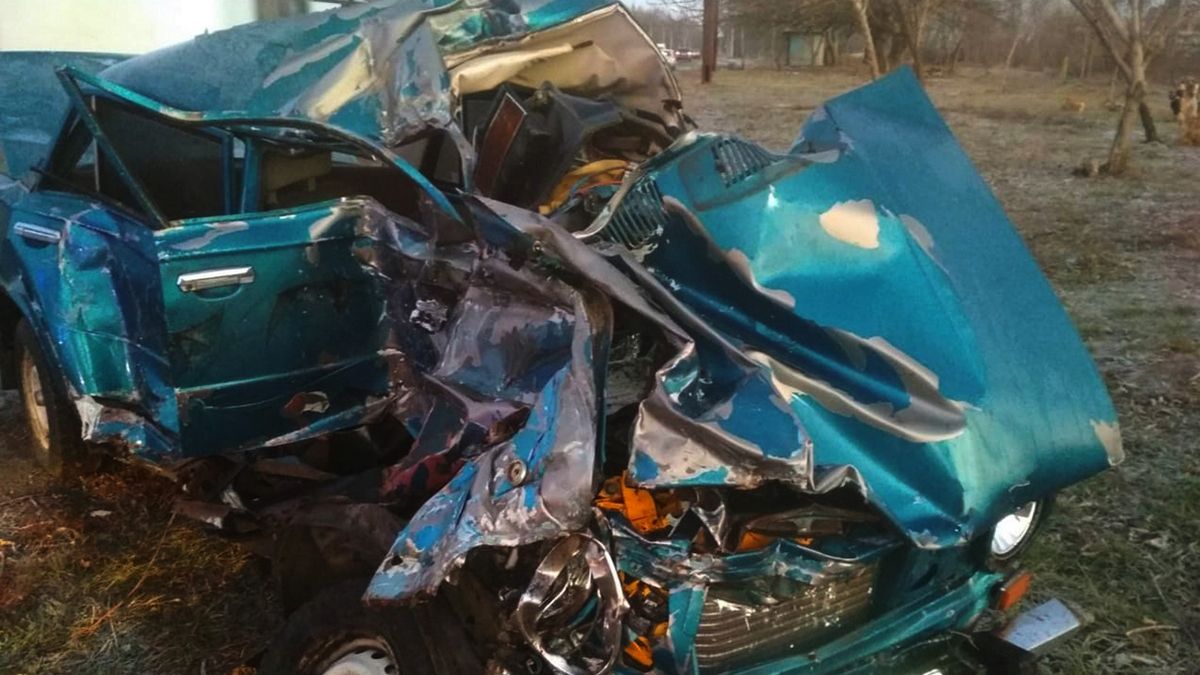 В Никополе столкнулись ВАЗ и автобус: погиб мужчина