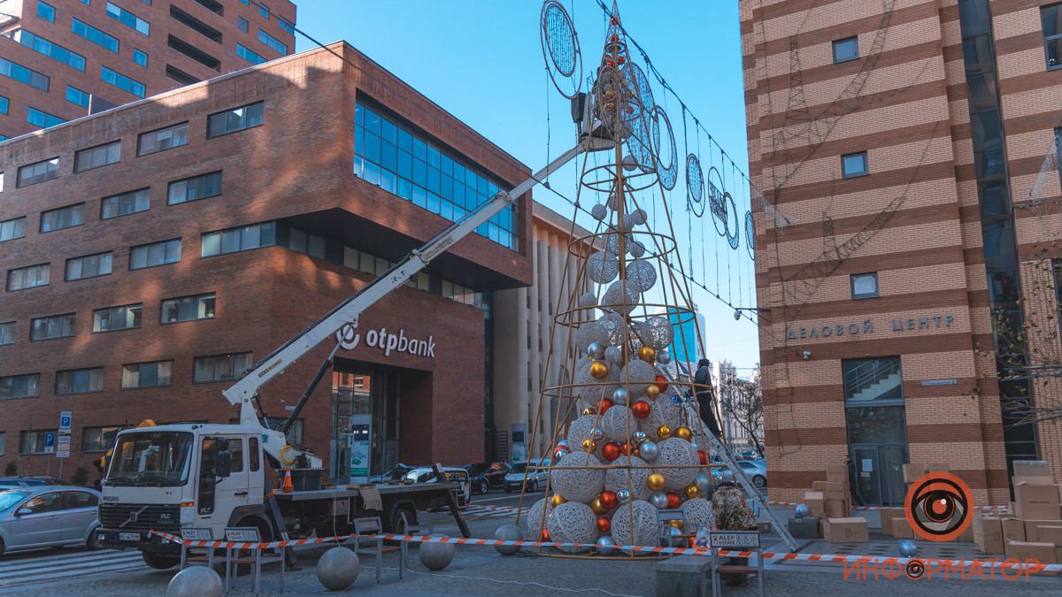 В Днепре ставят новогоднюю елку