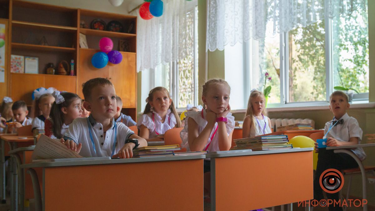 С понедельника все школы Днепра возвращаются с дистанционного обучения