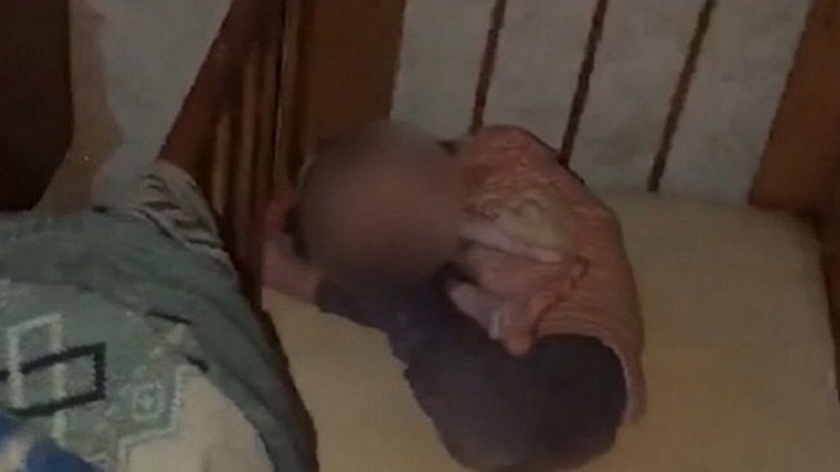 В Кривом Роге мать морила голодом свою больную дочь: девочка весила в 15 лет всего 9 килограмм
