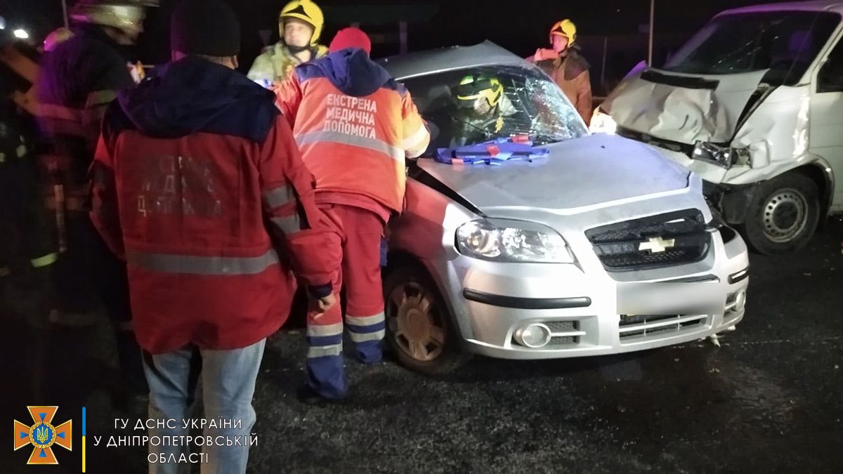 В Днепропетровской области Volkswagen врезался в Chevrolet: водителя зажало в салоне