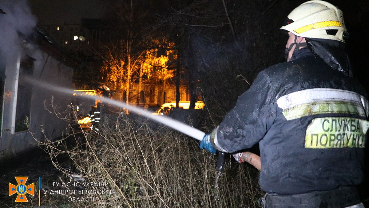 В Днепре на Якова Самарского горело заброшенное здание