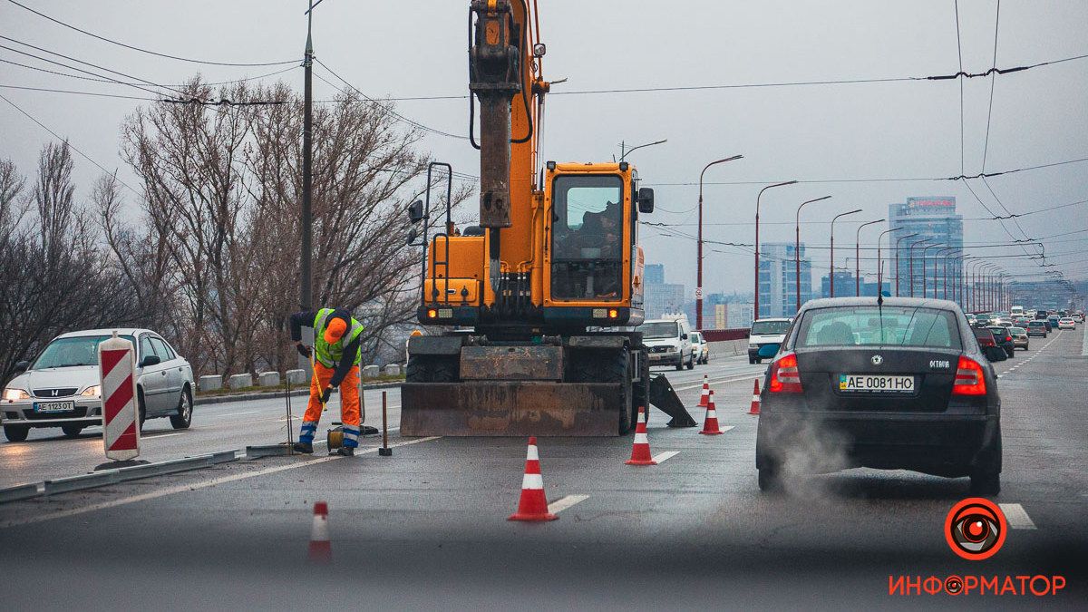 В Днепре возле Центрального моста устанавливают "отбойники"