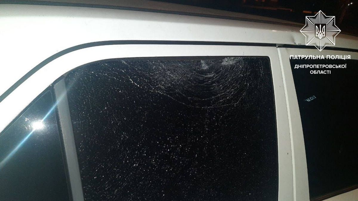 В Днепре водителя Mercedes подрезали и разбили стекло его машины бутылкой