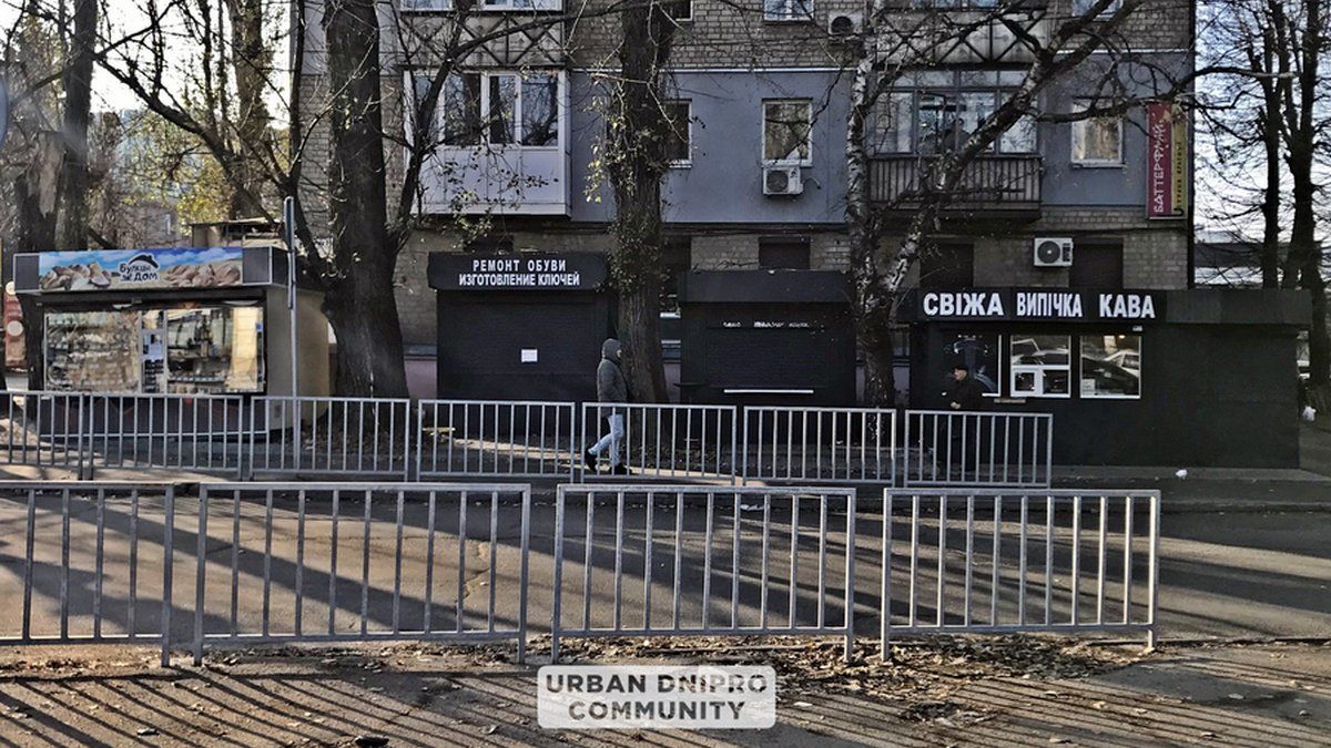 Почему киоски Днепра перекрашивают в черный цвет