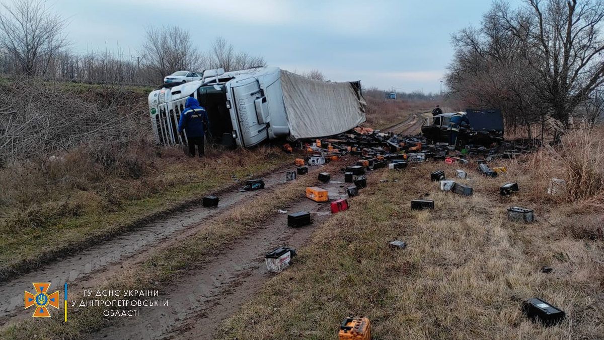 В Днепропетровской области фура с аккумуляторами столкнулась с ВАЗ и перевернулась