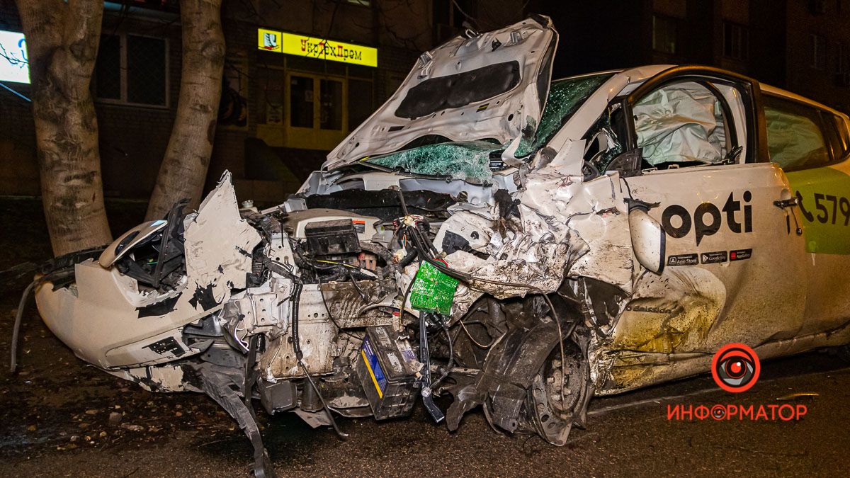 В Днепре на улице Рабочей столкнулись Skoda и Nissan службы такси Opti