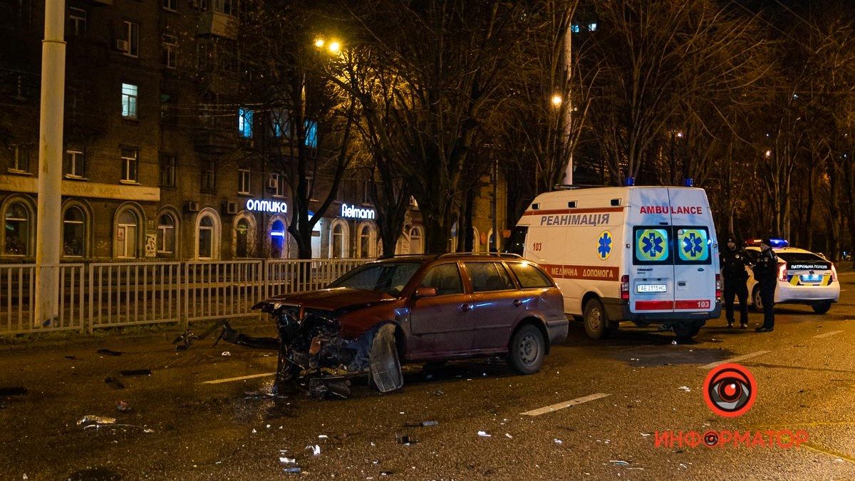 В Днепре на улице Рабочей столкнулись Skoda и Nissan службы такси Opti: видео момента