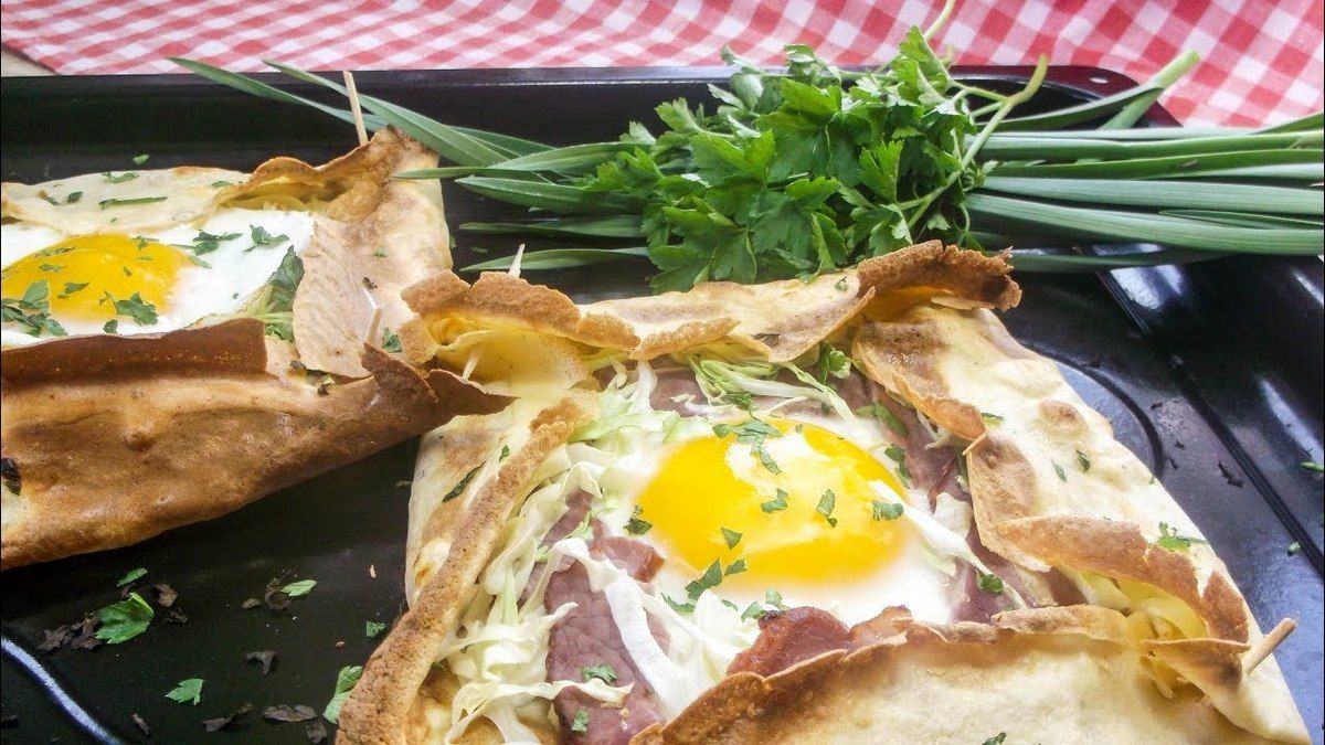 Простые и вкусные рецепты: как приготовить блин-галету с яичницей и беконом