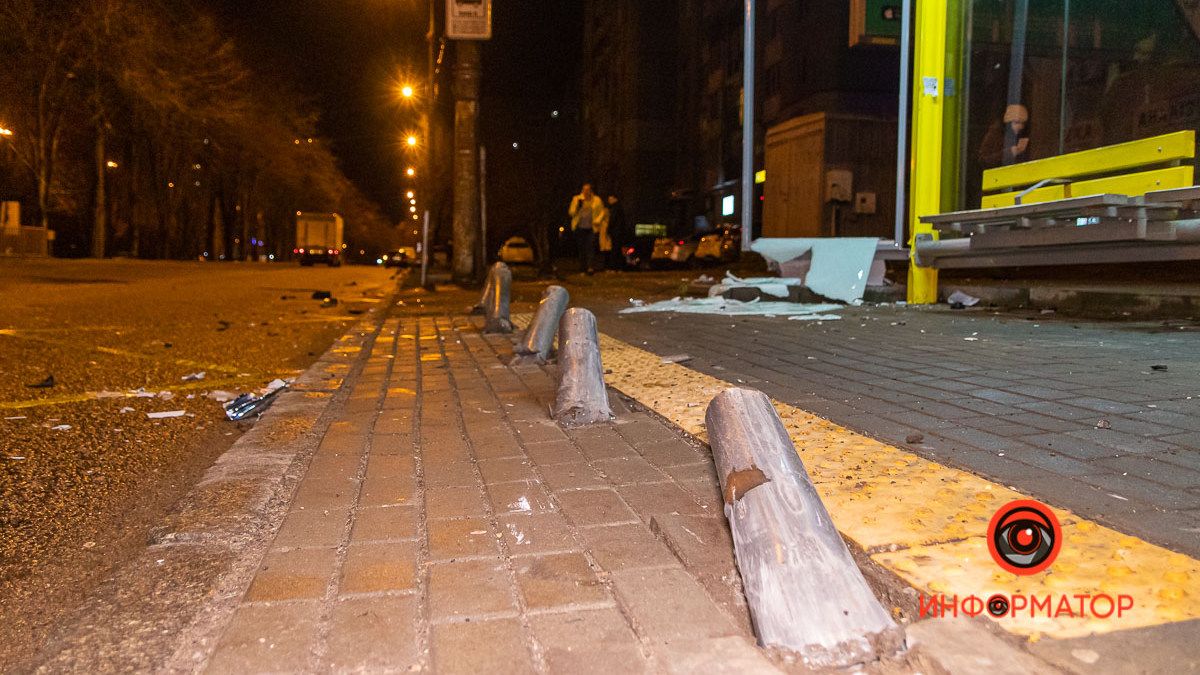 В Днепре в ДТП на Рабочей Nissan влетел в остановку: правильно ли сработали защитные столбики