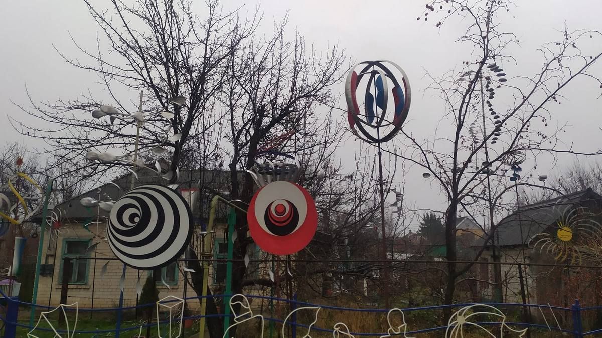 В Днепре мужчина создал у себя во дворе парк флюгеров