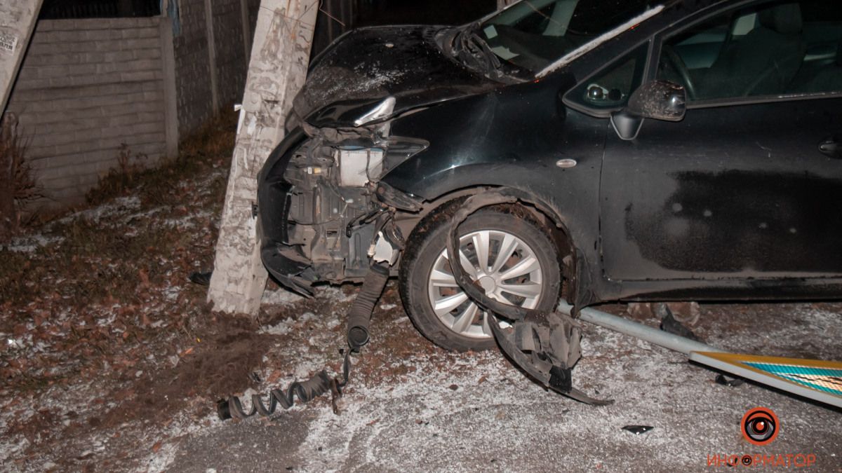 Дорога покрылась коркой льда: в Днепре на Криворожской Toyota вылетела на обочину и врезалась в электроопору