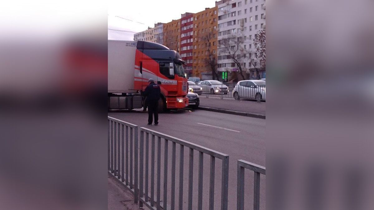 В Днепре на Слобожанском проспекте Ssan Young столкнулся с фурой: видео момента