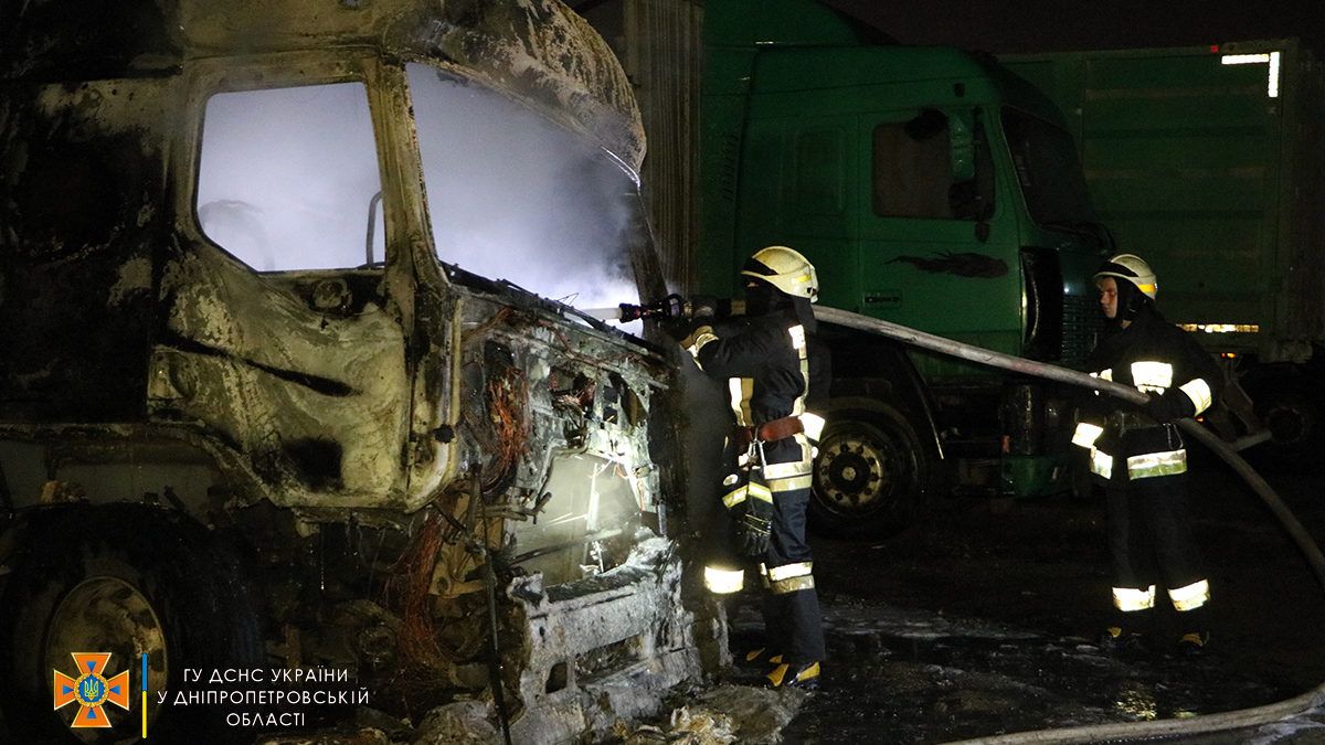 В Днепре на СТО сгорела фура Renault