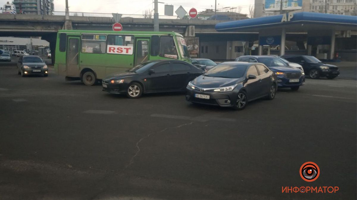 В Днепре на Ломаной столкнулись Mitsubishi и 238-ая маршрутка: образовалась большая пробка