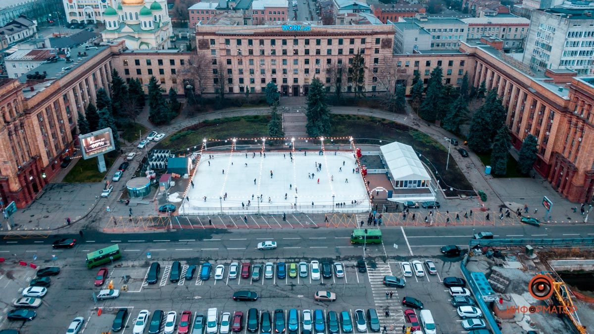 В центре Днепра наконец-то заработал каток под открытым небом