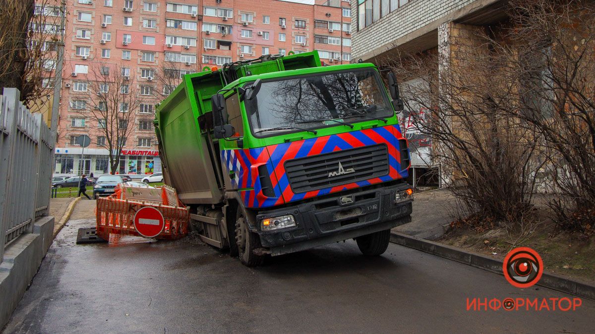 В Днепре на Поля под мусоровозом провалился асфальт