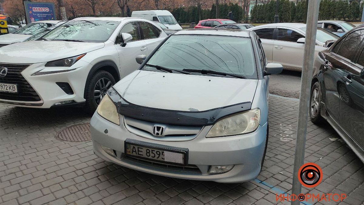 В центре Днепра водитель Honda придумал "оригинальный" способ избежать штрафа за парковку