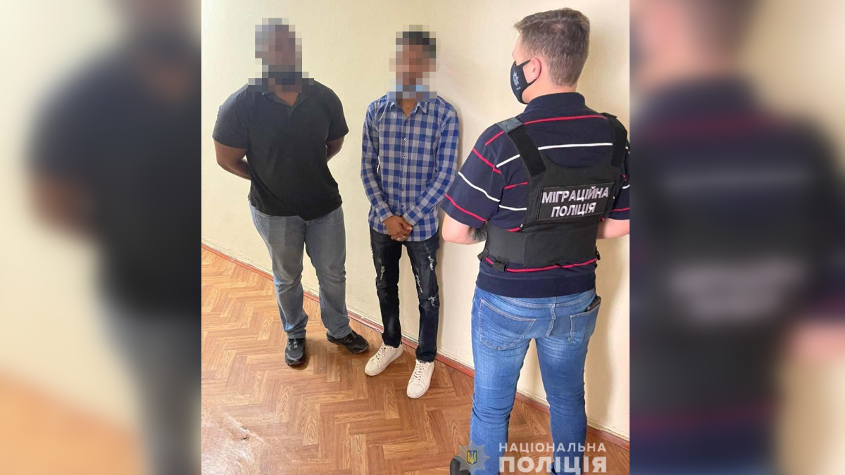 В Днепре иностранец пытался сдать экзамен за другого иностранца: его задержала полиция