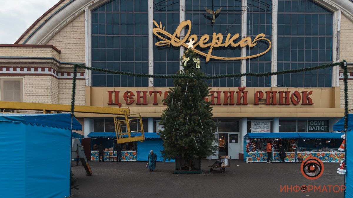 В Днепре возле "Озерки" поставили елку