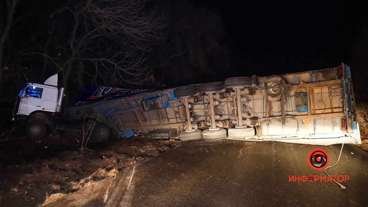 На выезде из Слобожанского перевернулась фура: полицейский автомобиль съехал в кювет