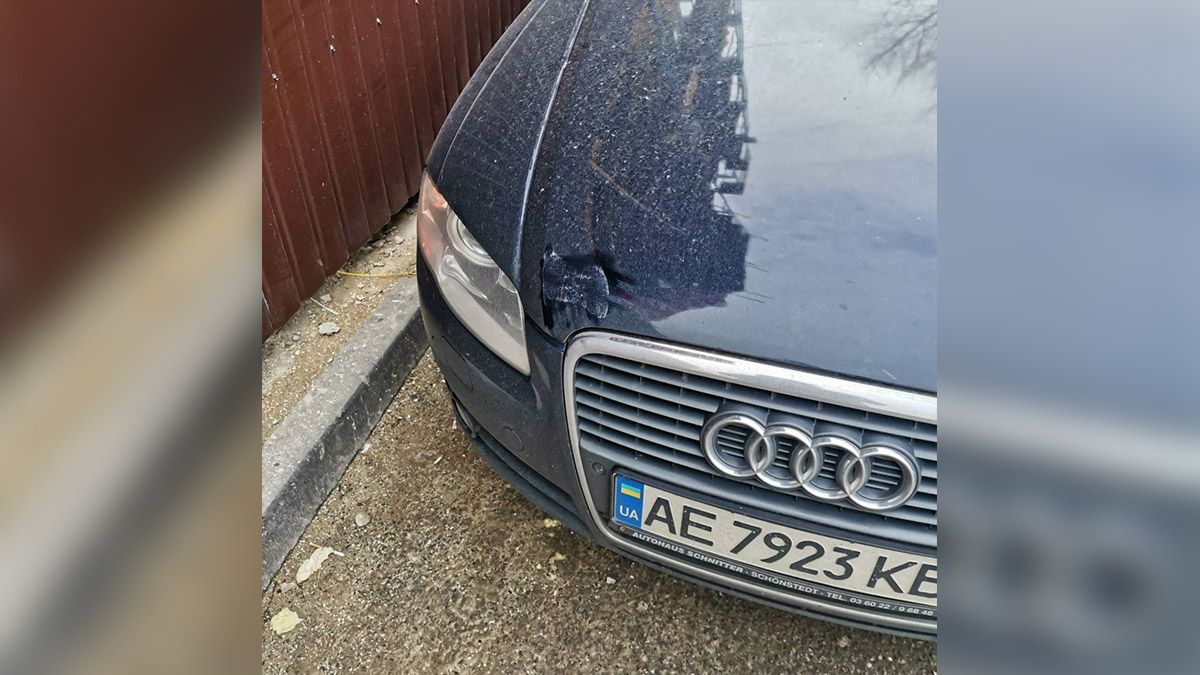 В Днепре на Слобожанском проспекте труба со стройки упала на Audi: видео момента