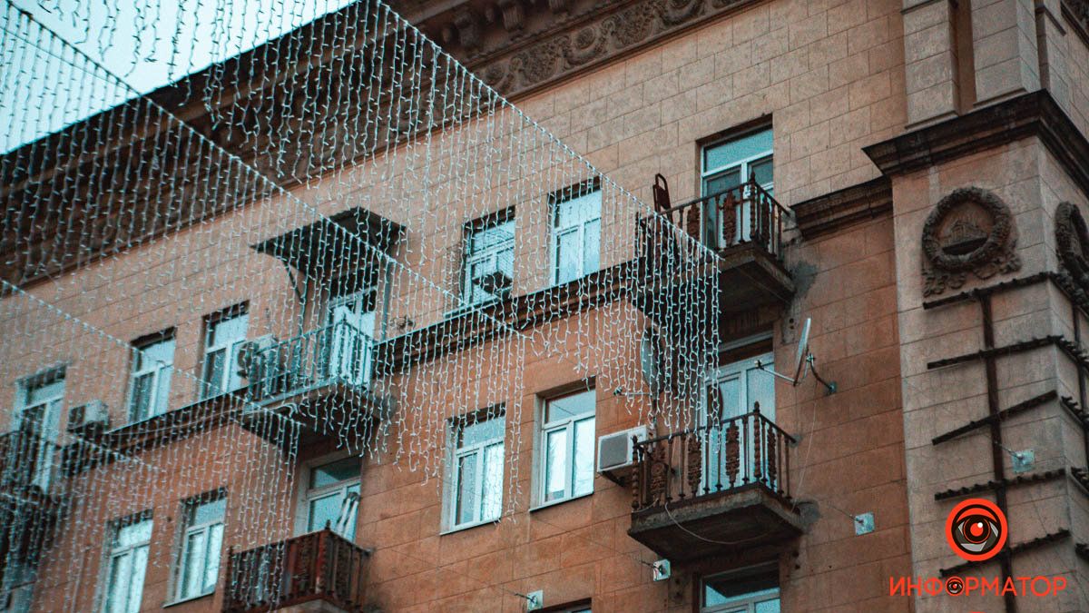 В Днепре улицу Сечевых Стрельцов украшают к Новому году "километрами" гирлянд