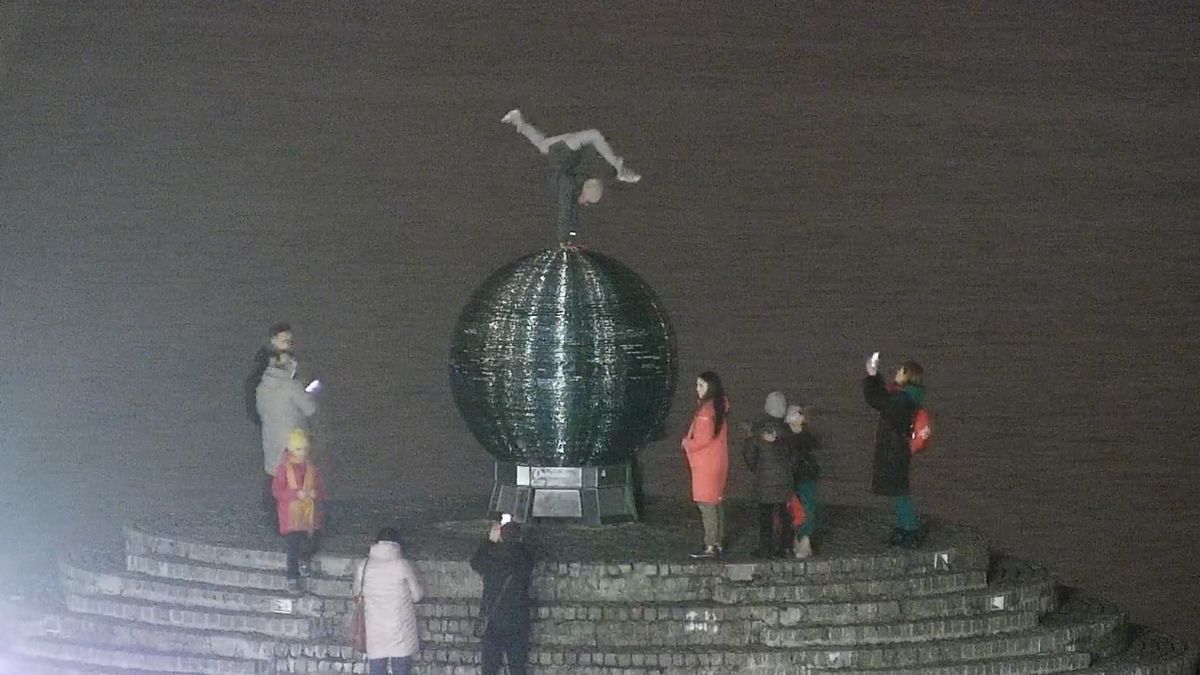 В Днепре подростки залезли на Шар желаний и делали на нем гимнастические фигуры: видео момента