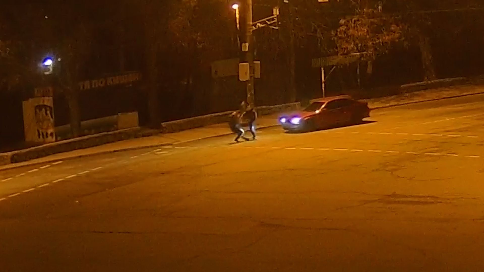 В Днепре на проспекте Свободы мужчина гулял по проезжей части: пешехода ударили в лицо и на него наехала машина