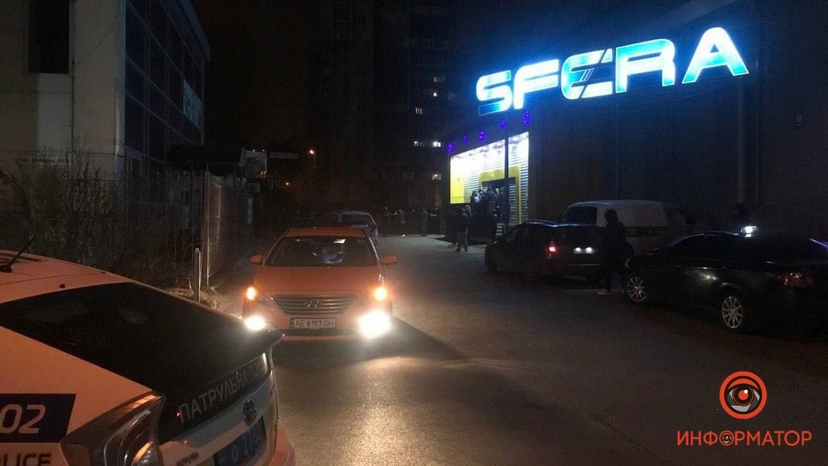 В Днепре возле ночного клуба иностранец жестко избил несовершеннолетнего парня