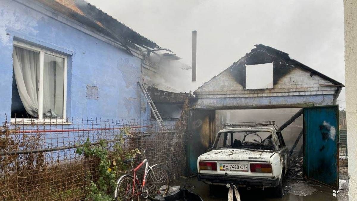 В АНД районе Днепра горели дом и гараж с автомобилем