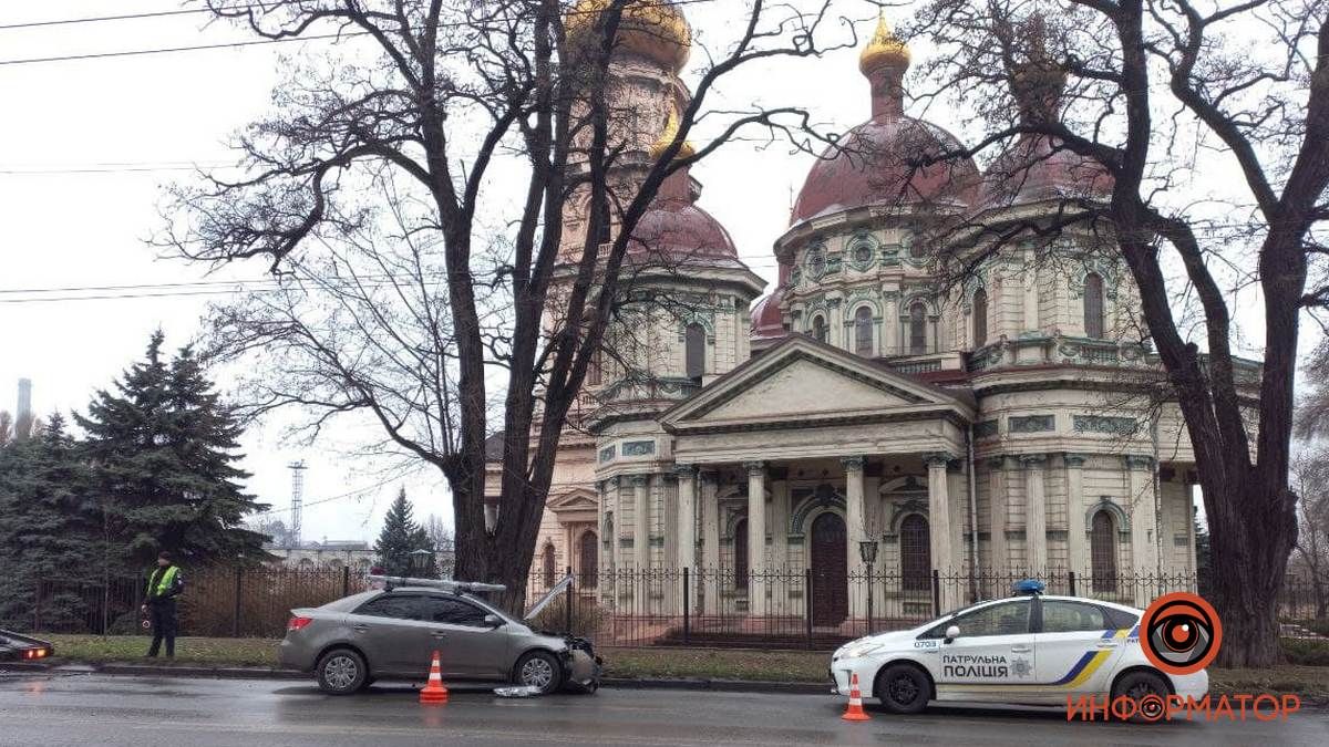 В Днепре на проспекте Нигояна столкнулись Kia и ВАЗ: пострадали двое человек