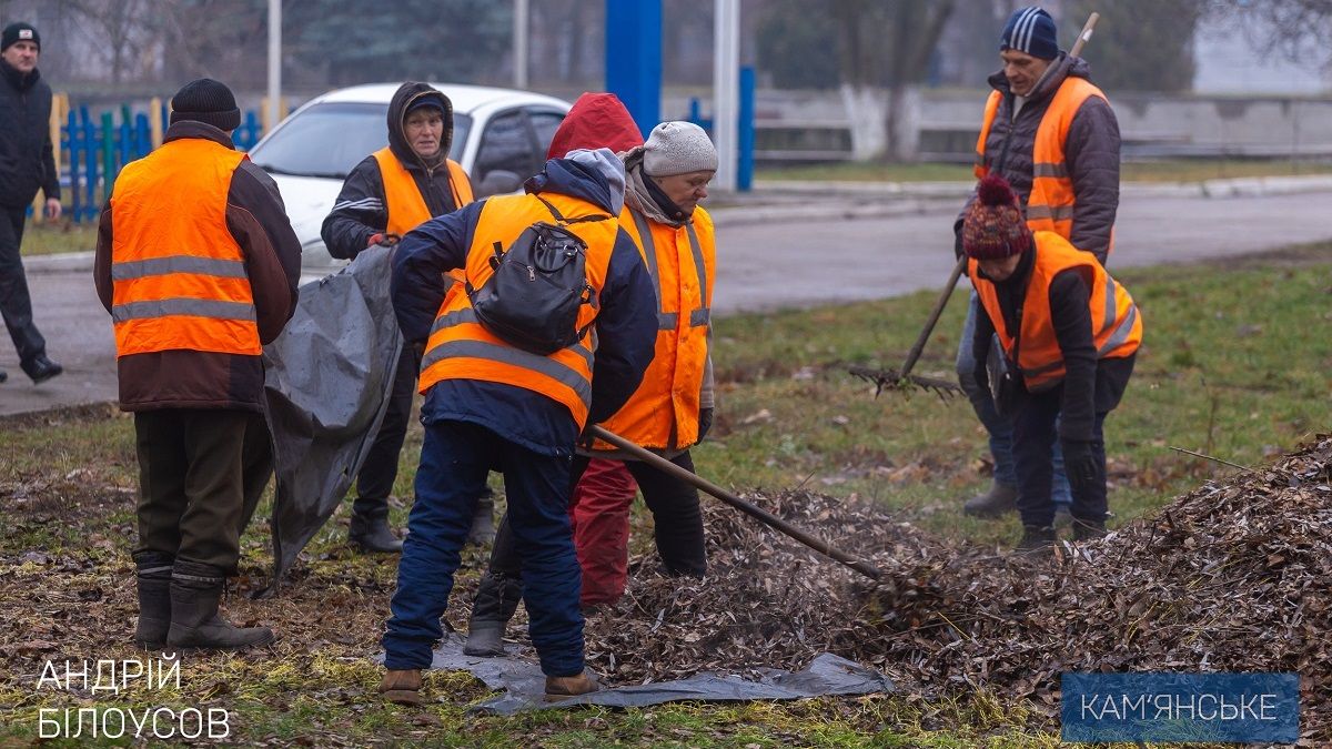 Мэр Каменского провел объезд города на предмет уборки листвы