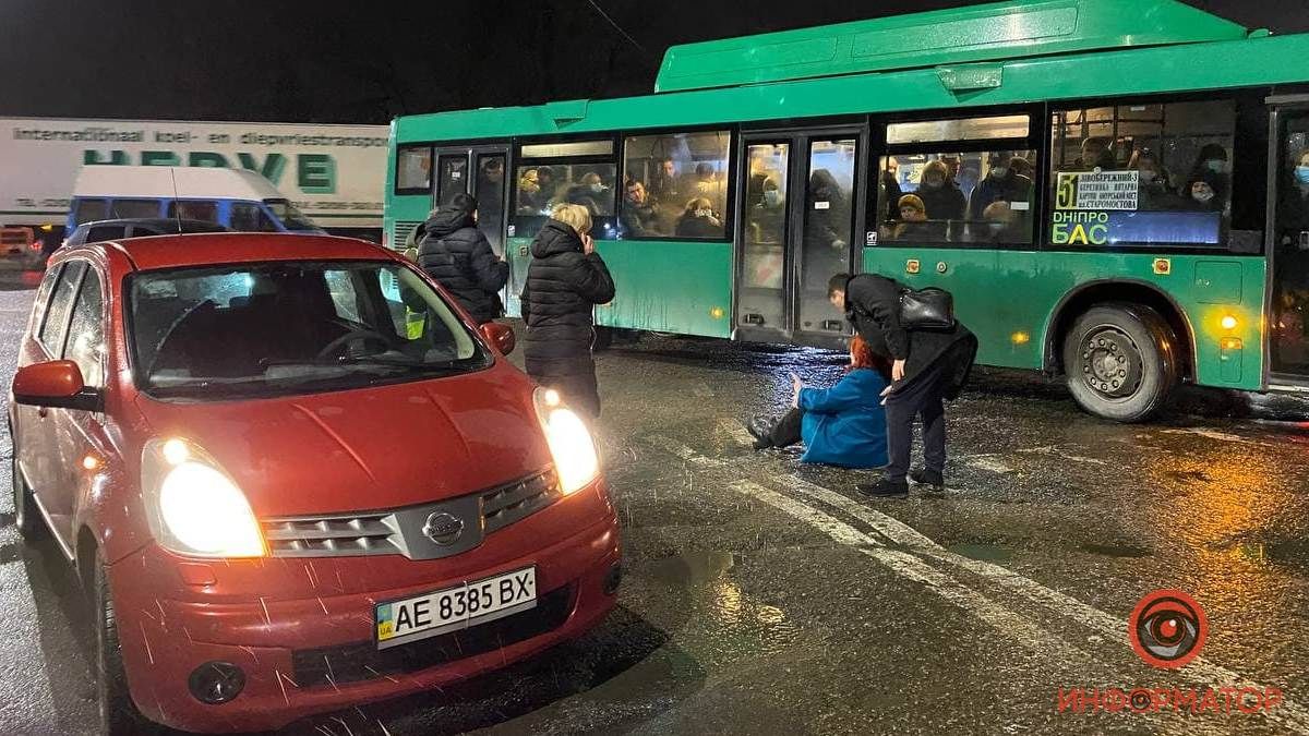 В Днепре на Янтарной Mercedes задел Nissan, сбил женщину и скрылся