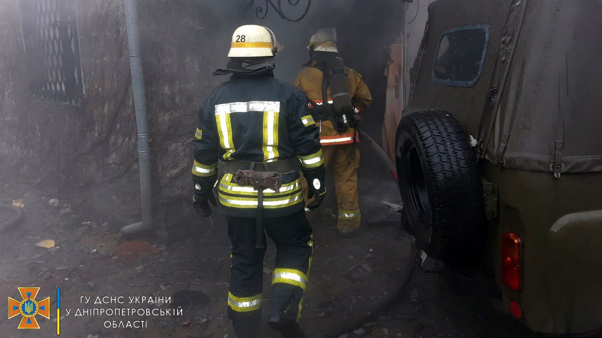 В Никополе горел частный дом: в пожаре погиб мужчина