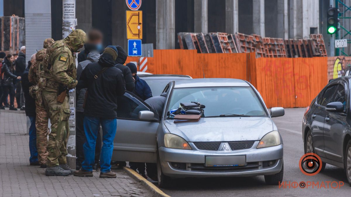 В Днепре напротив ТРЦ "МОСТ-сити" проводили задержание