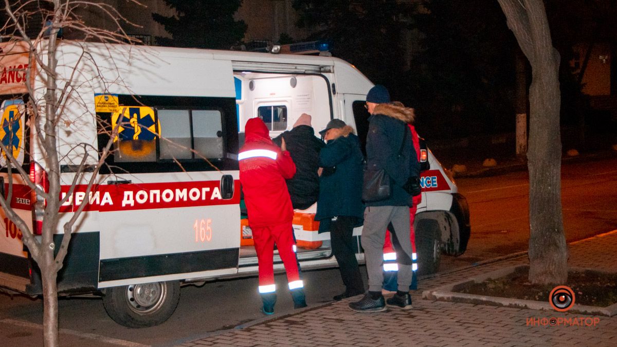 В Днепре на Воскресенской Toyota сбил женщину: пострадавшую увезли в больницу