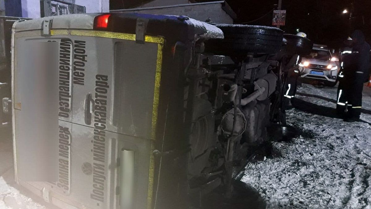 В Каменском перевернулся Volkswagen: водителя зажало в салоне