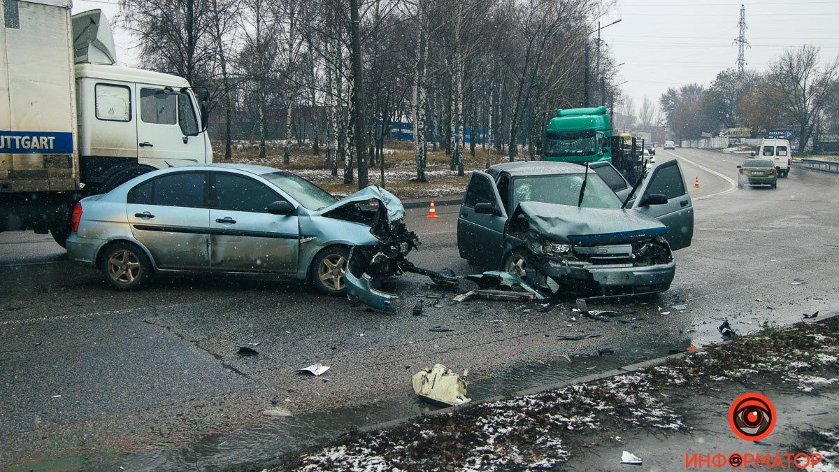 В Днепре на Космической столкнулись Lada и Hyundai: трое пострадавших